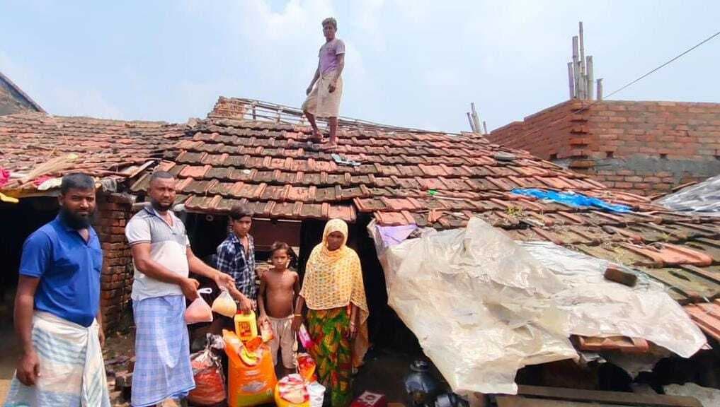 लगातार बारिश से नबीनगर में घर गिरा, समाजसेवी ने की मदद