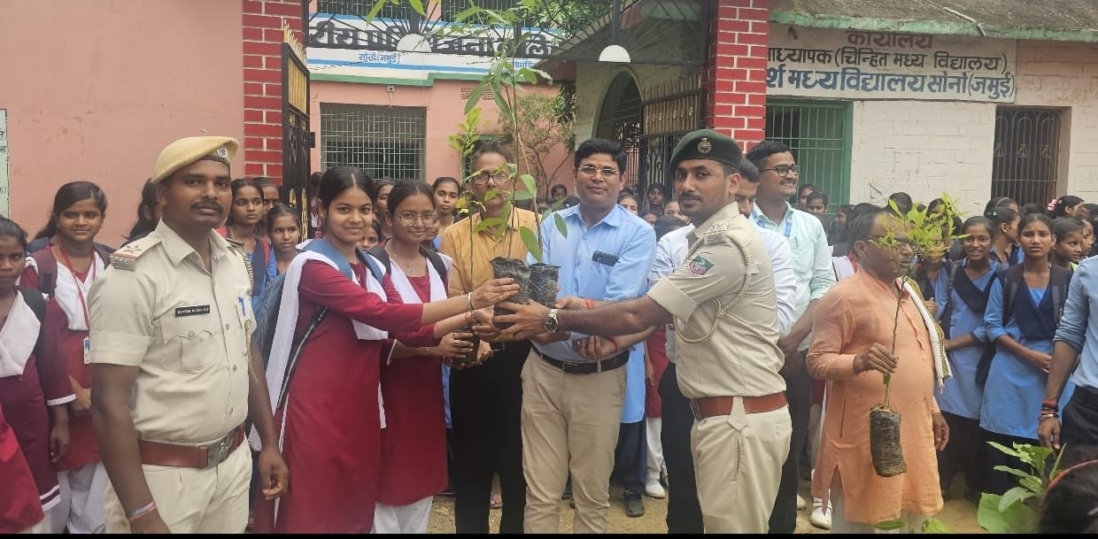 वन विभाग ने छात्र-छात्राओं को बांटे पौधे