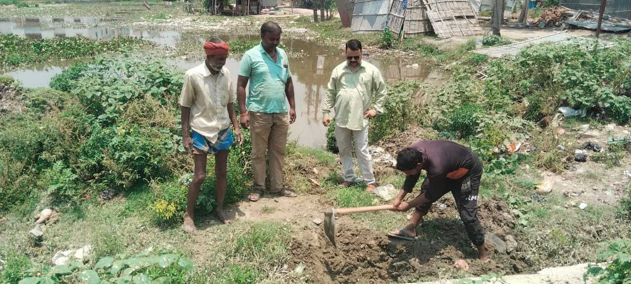 खेल मैदान से जल निकासी शुरू, नाला निर्माण कर निकाला गया पानी