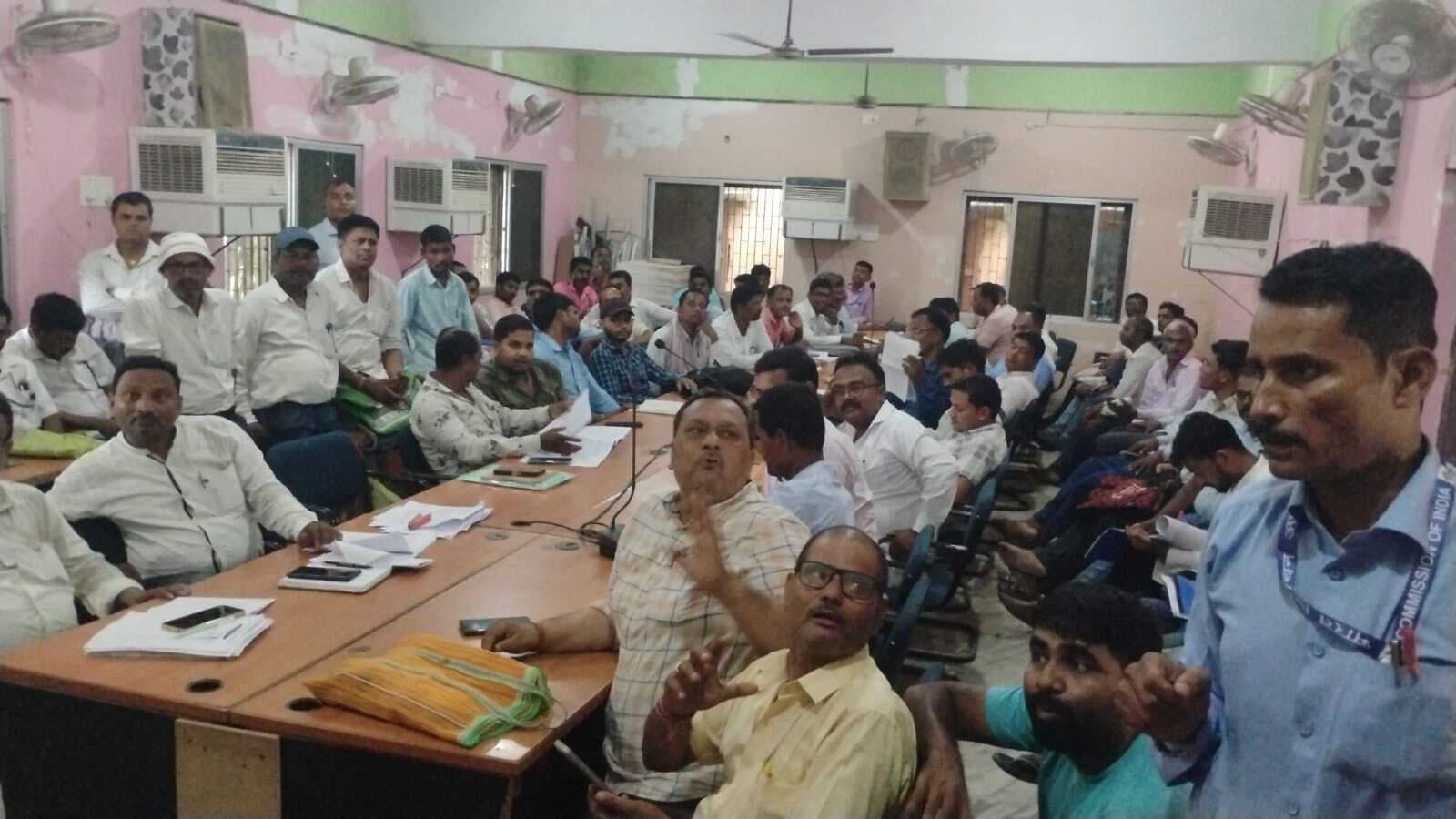 Samastipur News:पदाधिकारियों ने की बीएलओ के साथ बैठक