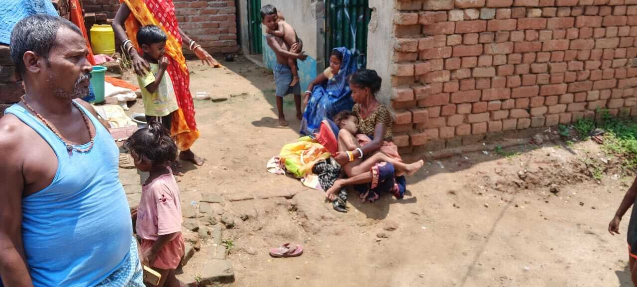 पहली ही बारिश में गिरी विद्यालय की चहारदीवारी, निर्माण गुणवत्ता पर उठे सवाल