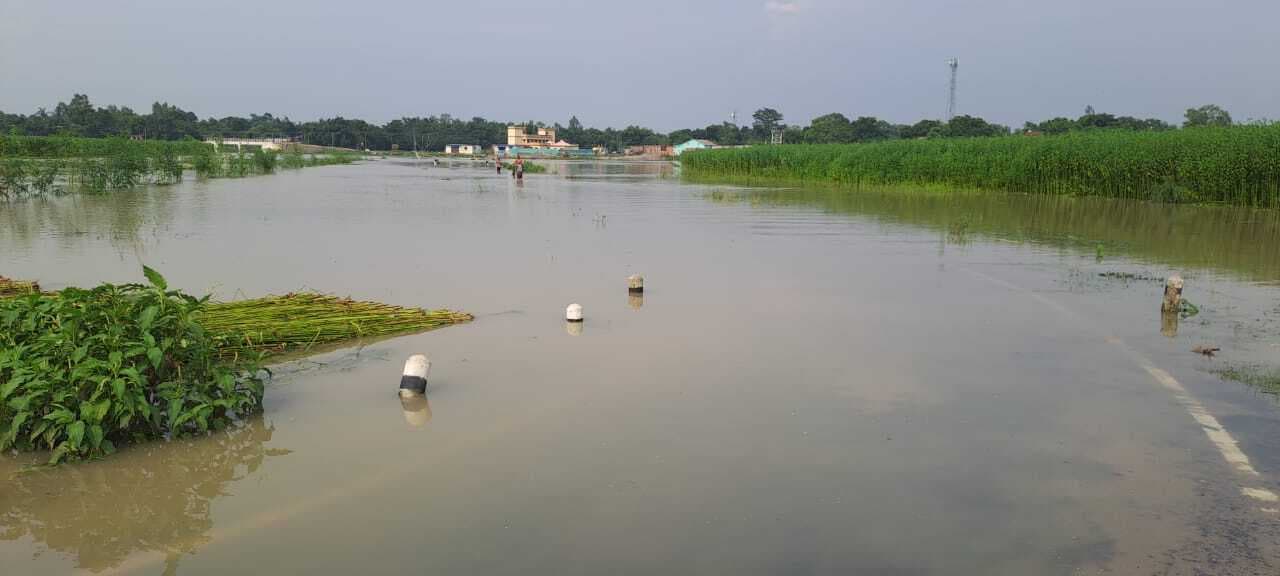 चौकिया पहाड़पुर, दुर्गापुर व भवानीपुर खट्टी पंचायत को जोड़ने वाली सड़क पर चढ़ा बाढ़ का पानी