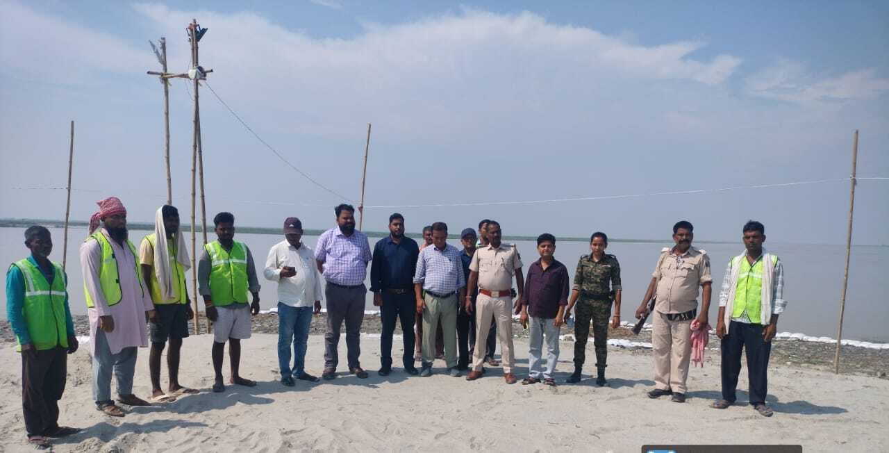 ग्रामीणों को दी गयी बाढ़ से बचाव की जानकारी