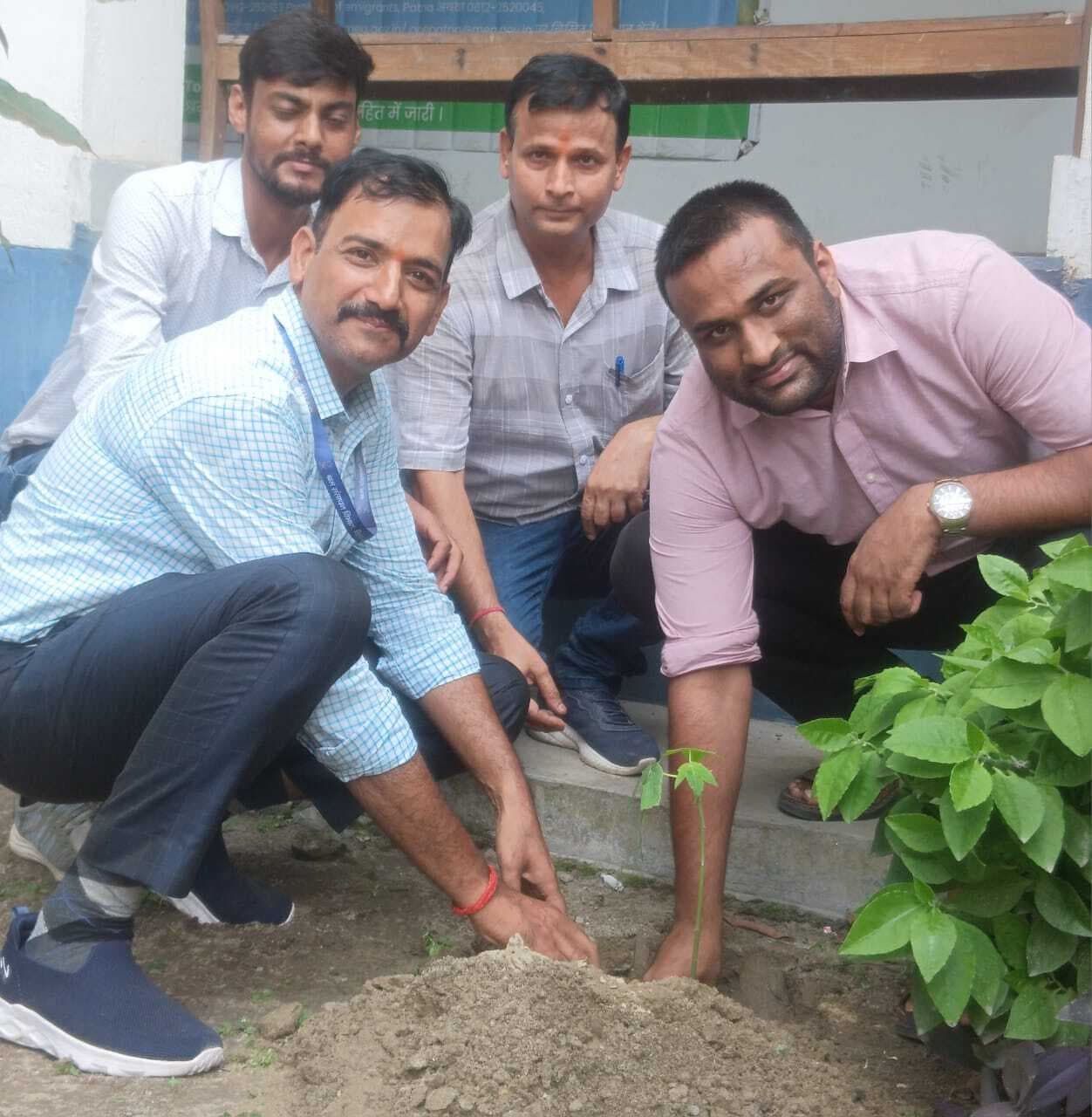 नये नियोजन पदाधिकारी ने किया पौधरोपण