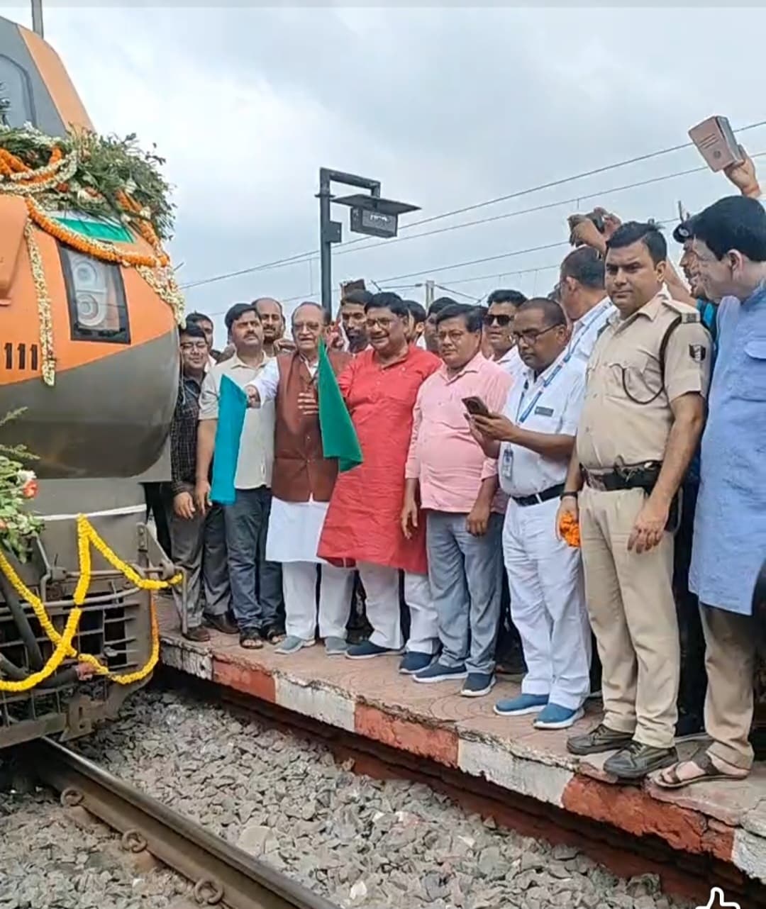 अमृत भारत एक्सप्रेस ट्रेन का आरा में ठहराव, झंडी दिखा सांसद ने किया रवाना