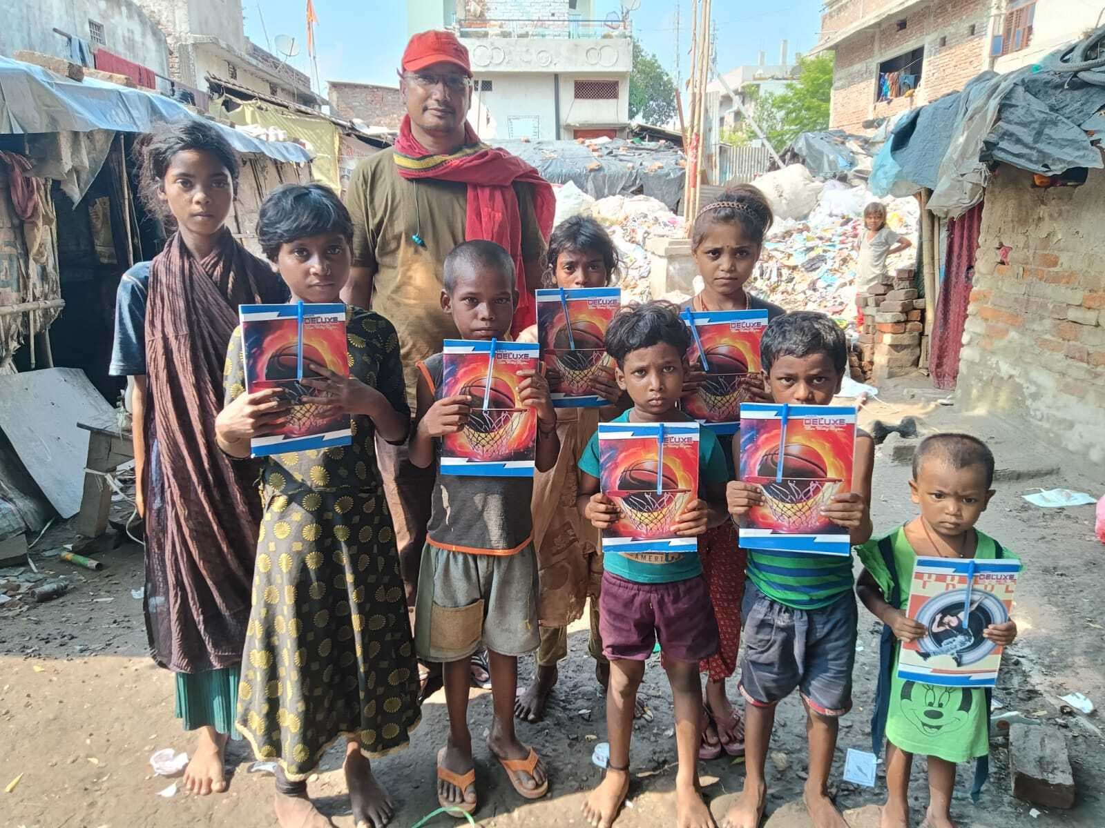 स्लम एरिया के बच्चों के बीच रौशन माधव ने किया शिक्षण सामग्री का वितरण