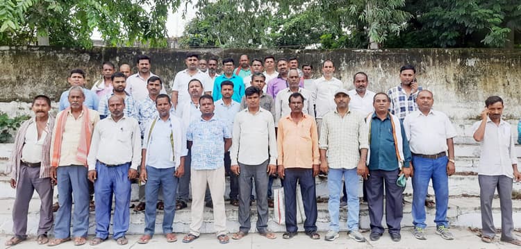 पहले की तरह वर्तमान रिक्तियां पर परिचारी पद पर बहाली की मांग