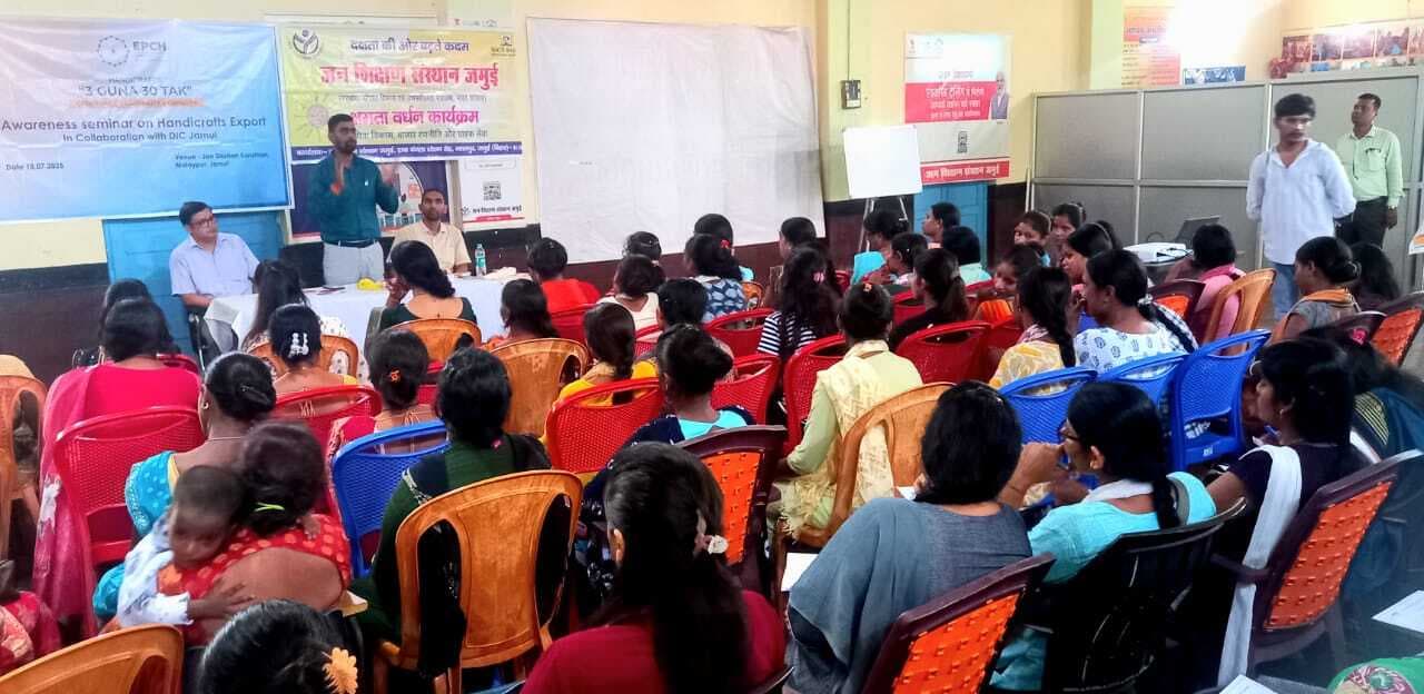 लाभार्थियों को समृद्ध शिल्प विरासत को अंतरराष्ट्रीय बाजार में ले जाने के लिए किया प्रेरित