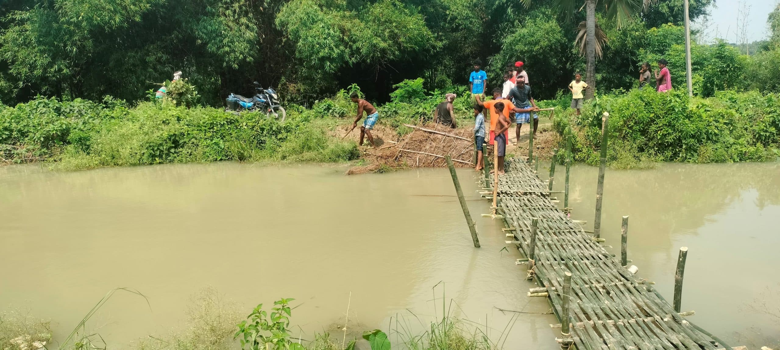 नहर के बांध से निकल रहा है पानी, किसान परेशान