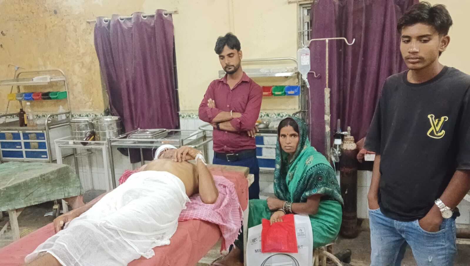 बिजली पोल पर काम के दौरान करेंट लगने से मिस्त्री झुलसा, हालत गंभीर