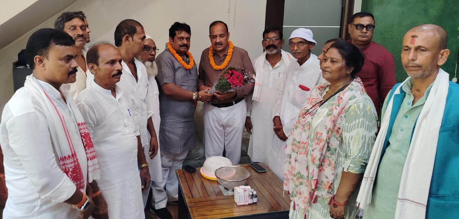 सपाइयों की सुध लेने मुंगेर पहुंचे पार्टी के कोषाध्यक्ष सत्येंद्र राय