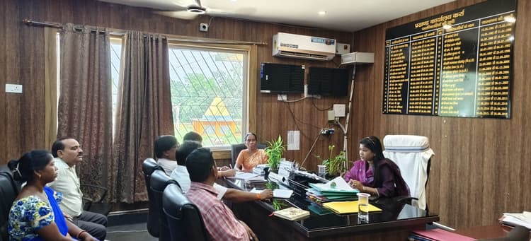 स्कूलों में बच्चों को मेनू के आधार पर पौष्टिक भोजन देना सुनिश्चित करें