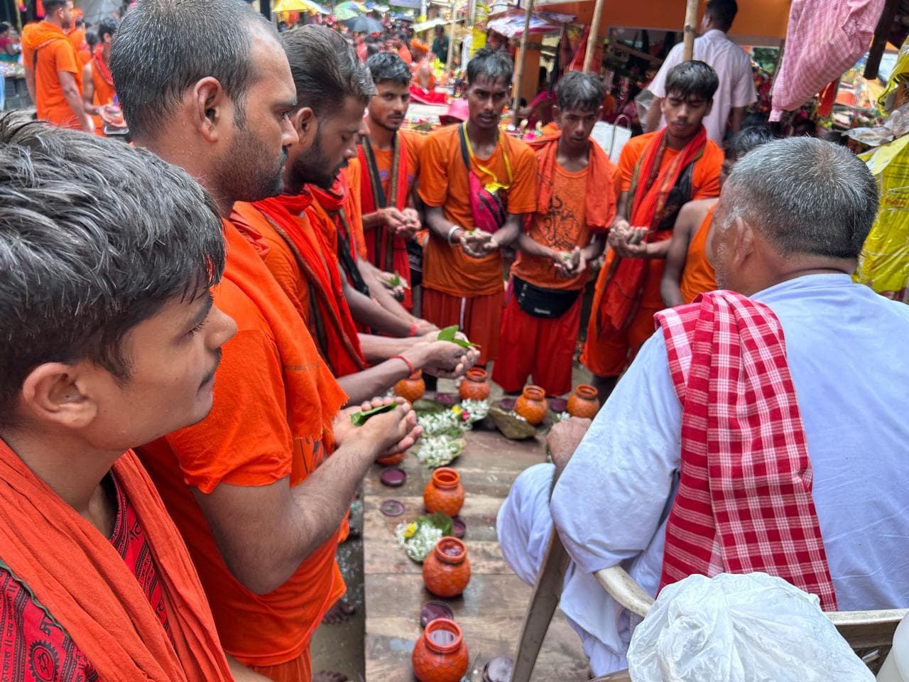 Deoghar News : हर हाथ में जल, हर मन में विश्वास... संकल्प से शुरू होती है बाबा की आराधना