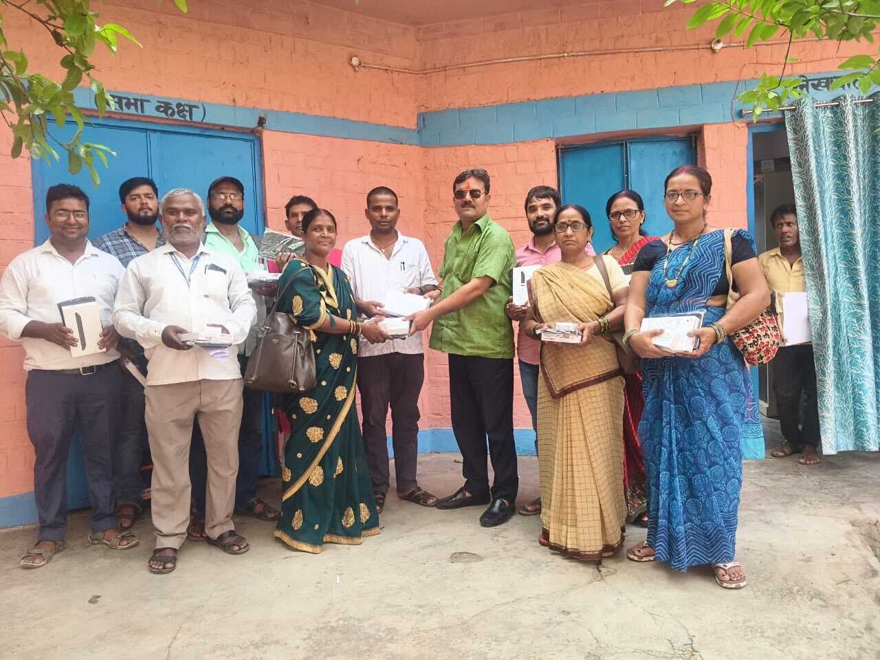 विद्यालयों में टैबलेट का वितरण, अब डिजिटली बनेगी उपस्थिति