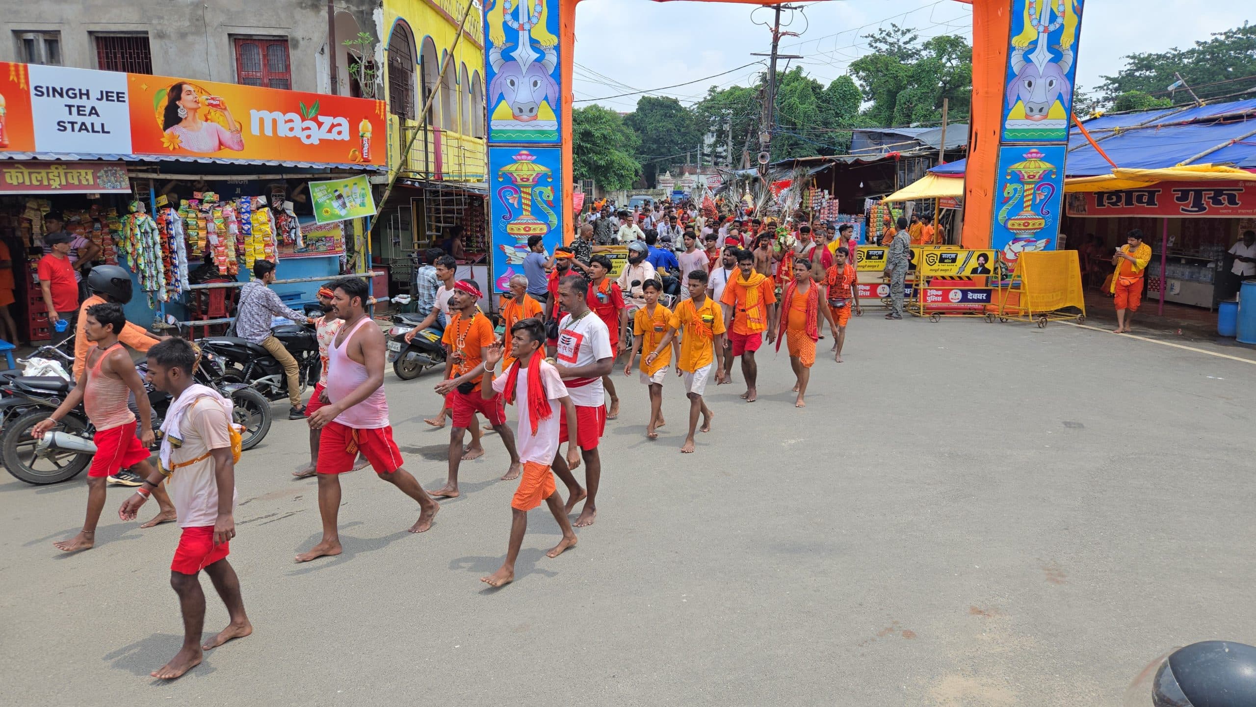 Deoghar News : पटना सिटी से 54 फीट लंबी चांदी की कांवर लेकर बाबा मंदिर पहुंचे भक्त