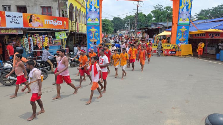 Deoghar News : पटना सिटी से 54 फीट लंबी चांदी की कांवर लेकर बाबा मंदिर पहुंचे भक्त