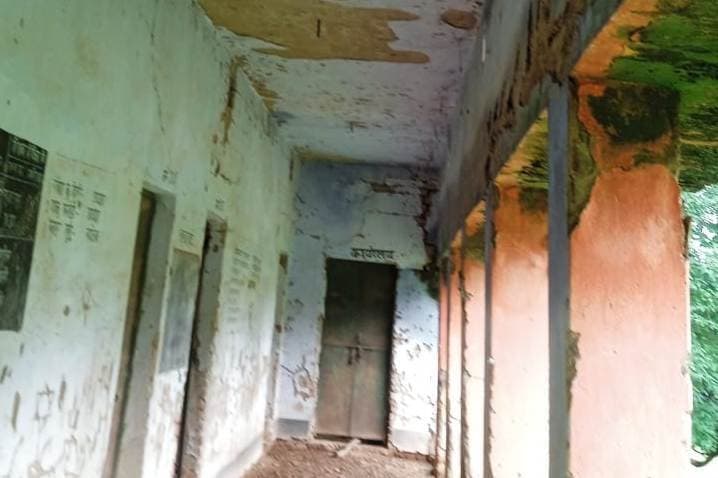 खंडहर में तब्दील स्कूल भवनों से हादसे डर