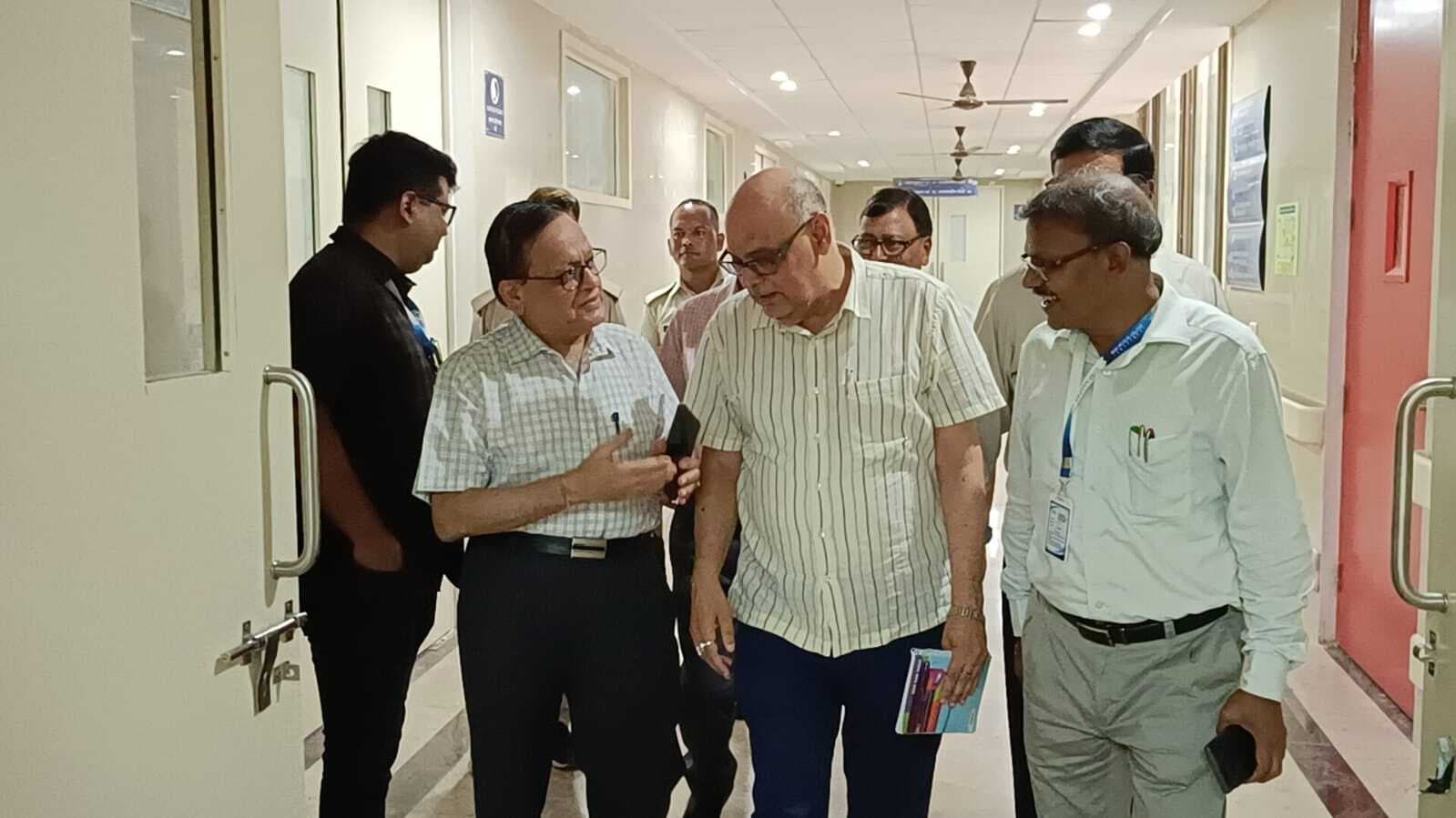 Jamshedpur news. डायरेक्टर मेडिकल एजुकेशन डॉ एसके सिंह ने एमजीएम के नये भवन का किया निरीक्षण