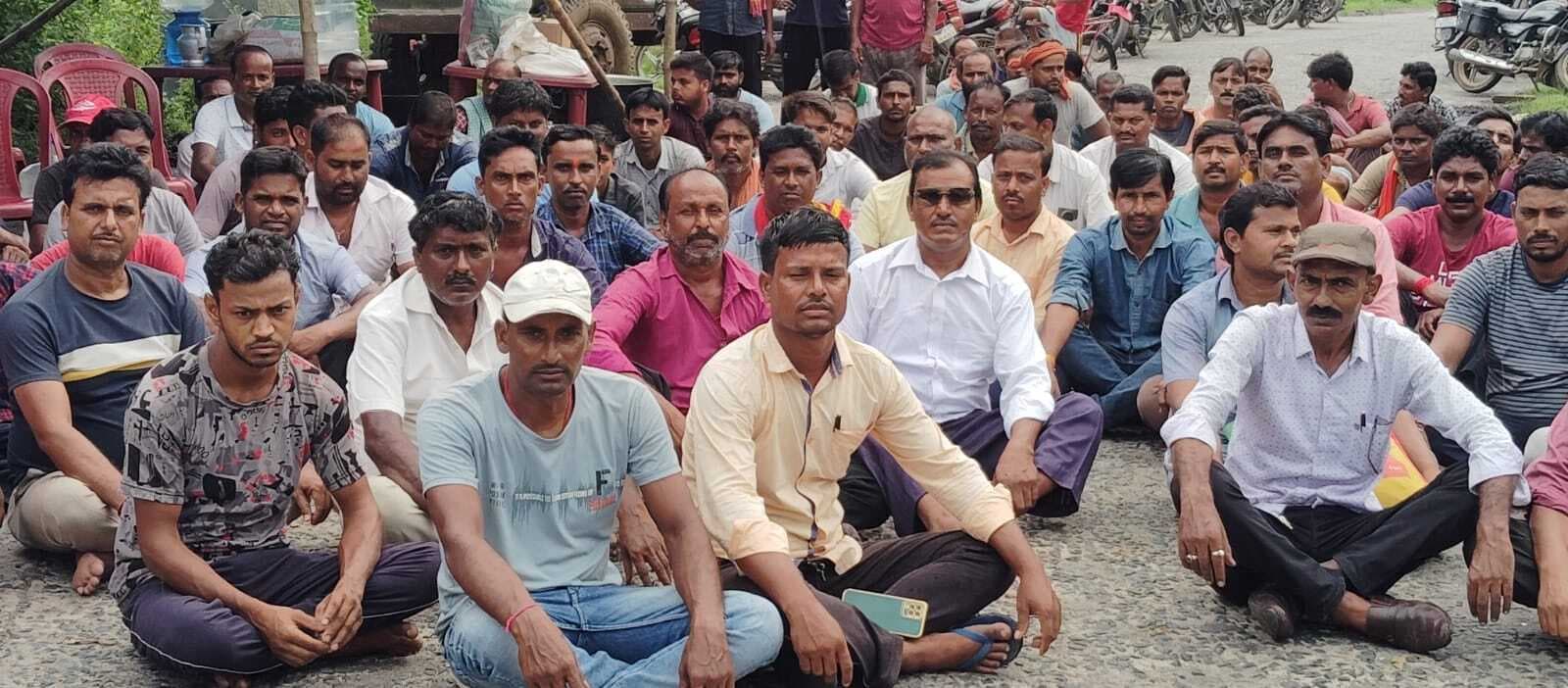 डंपर ऑनर्स एसोसिएशन का अनिश्चितकालीन धरना जारी