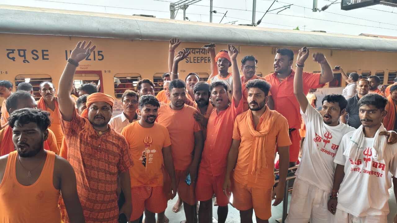 अनावश्यक ट्रेन को स्टेशन पर रोके रखने को लेकर कांवरियों ने जमालपुर स्टेशन पर किया हंगामा