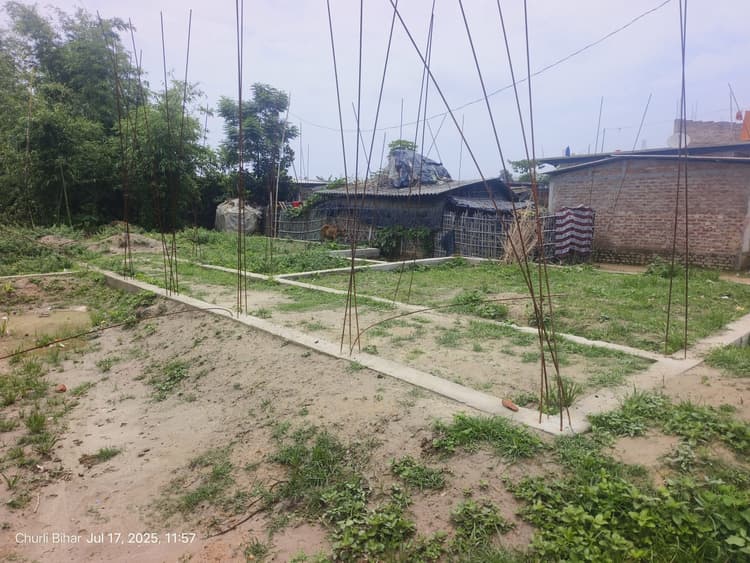 भवन अधूरा, एक ही स्कूल के कक्षाएं अलग-अलग स्थानों पर संचालित