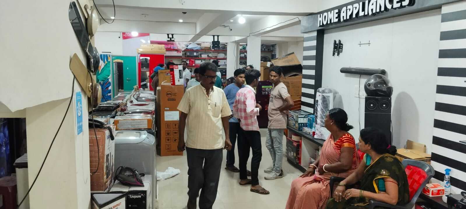 इलेक्ट्रॉनिक दुकान से लाखों रुपये के समान की चोरी, जांच में जुटी पुलिस