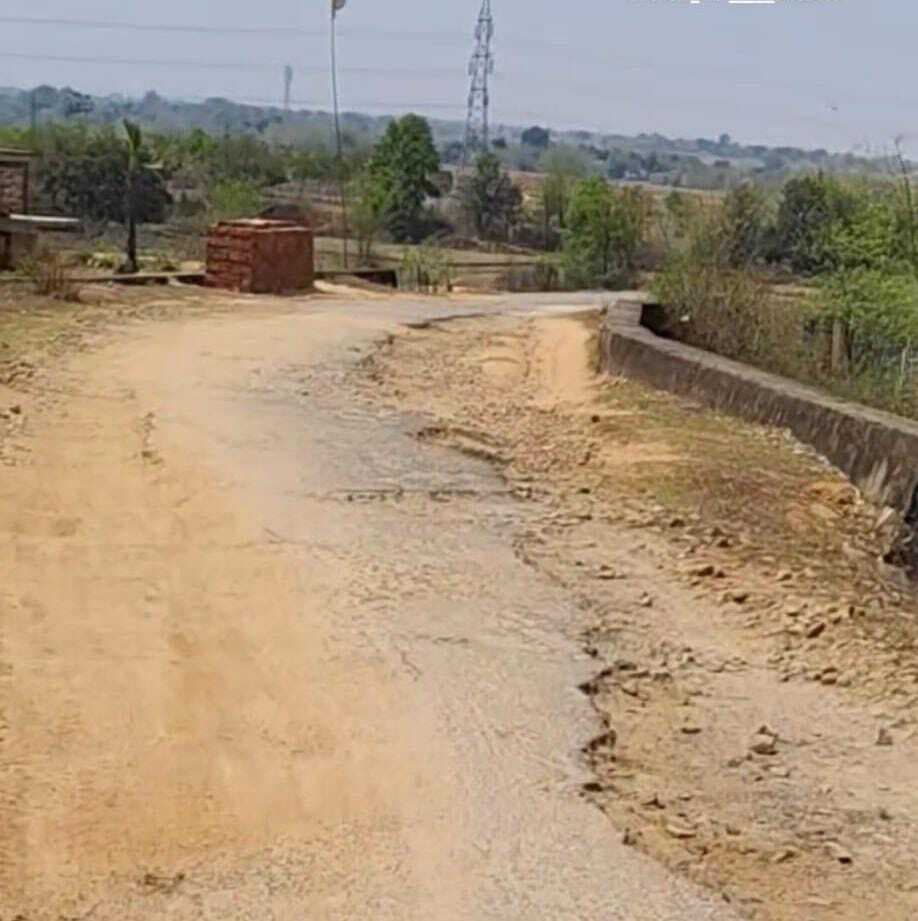 जर्जर सड़क से दस गांव के लोग परेशान