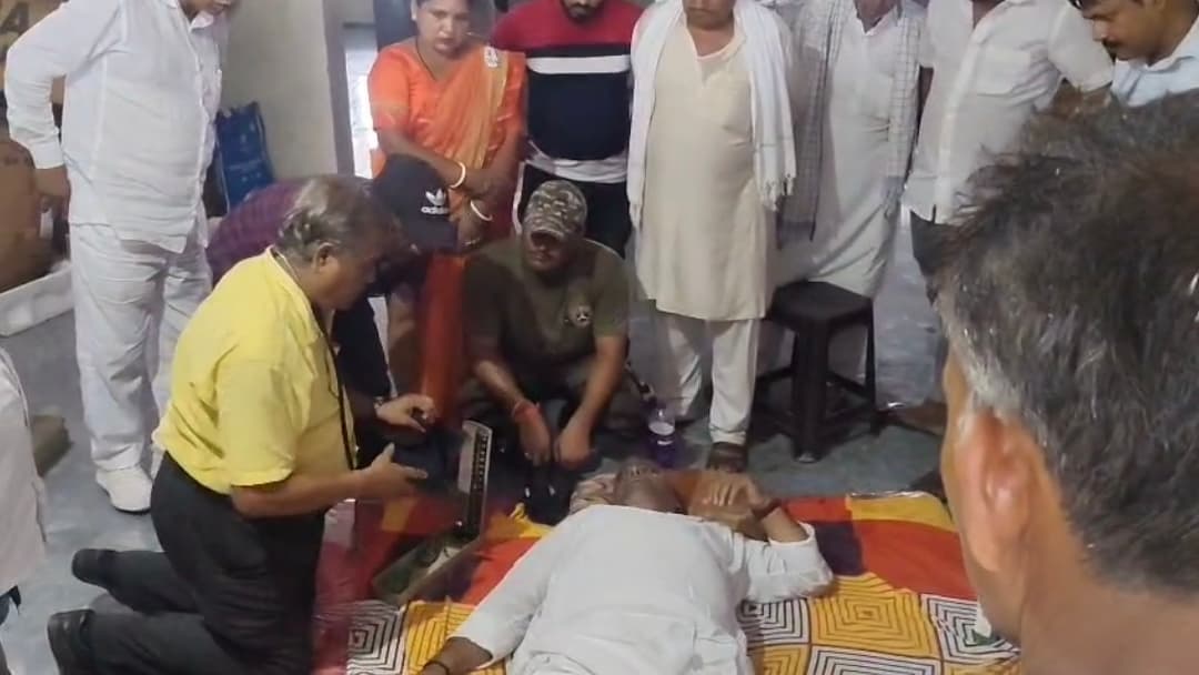 कार्यक्रम में गश खा गिरे राजद नेता साधु पासवान