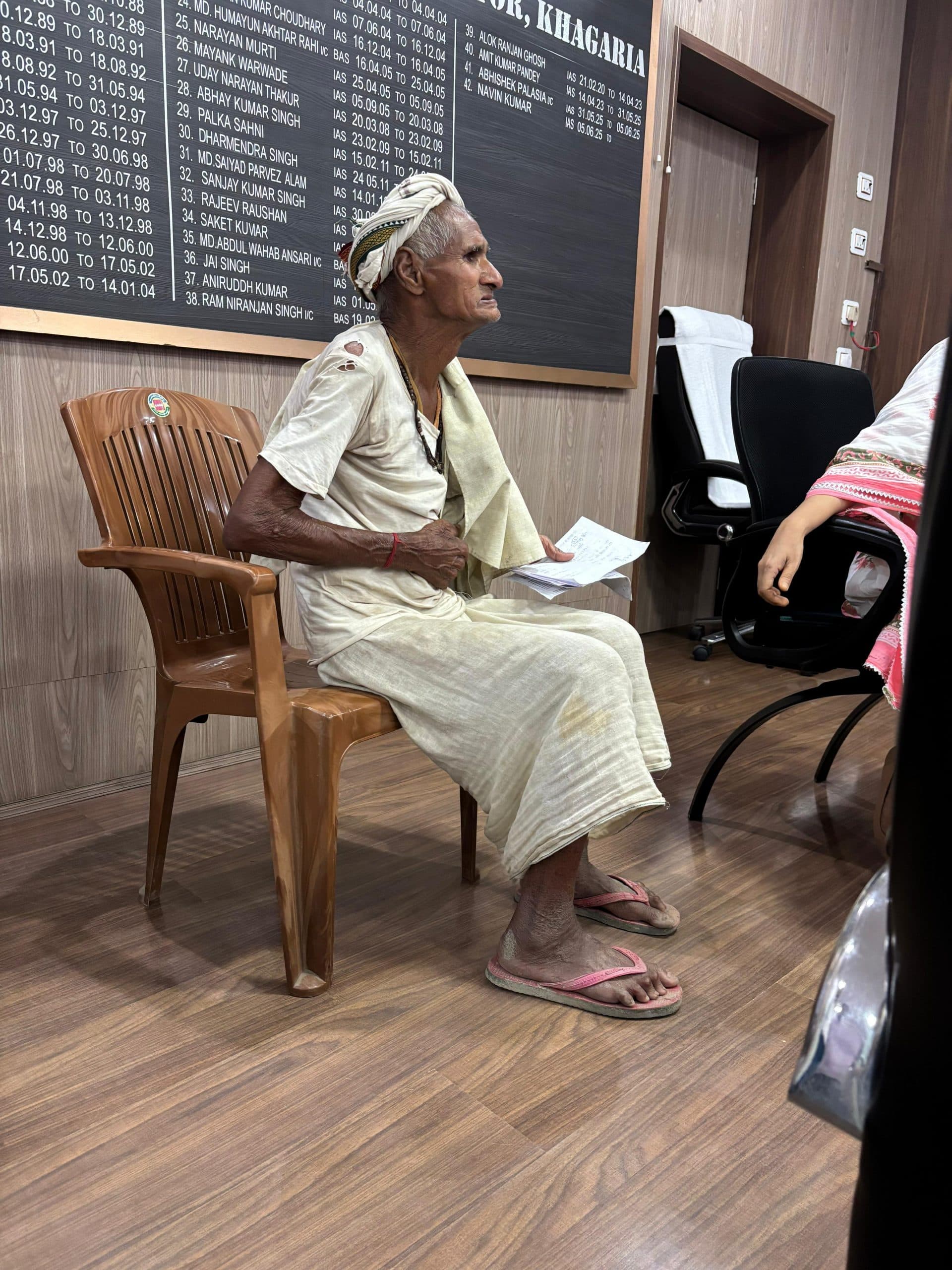 डीएम ने जनता दरबार पहुंचे फरियादी को सरकारी वाहन से अंचल कार्यालय भेजकर कराया निदान