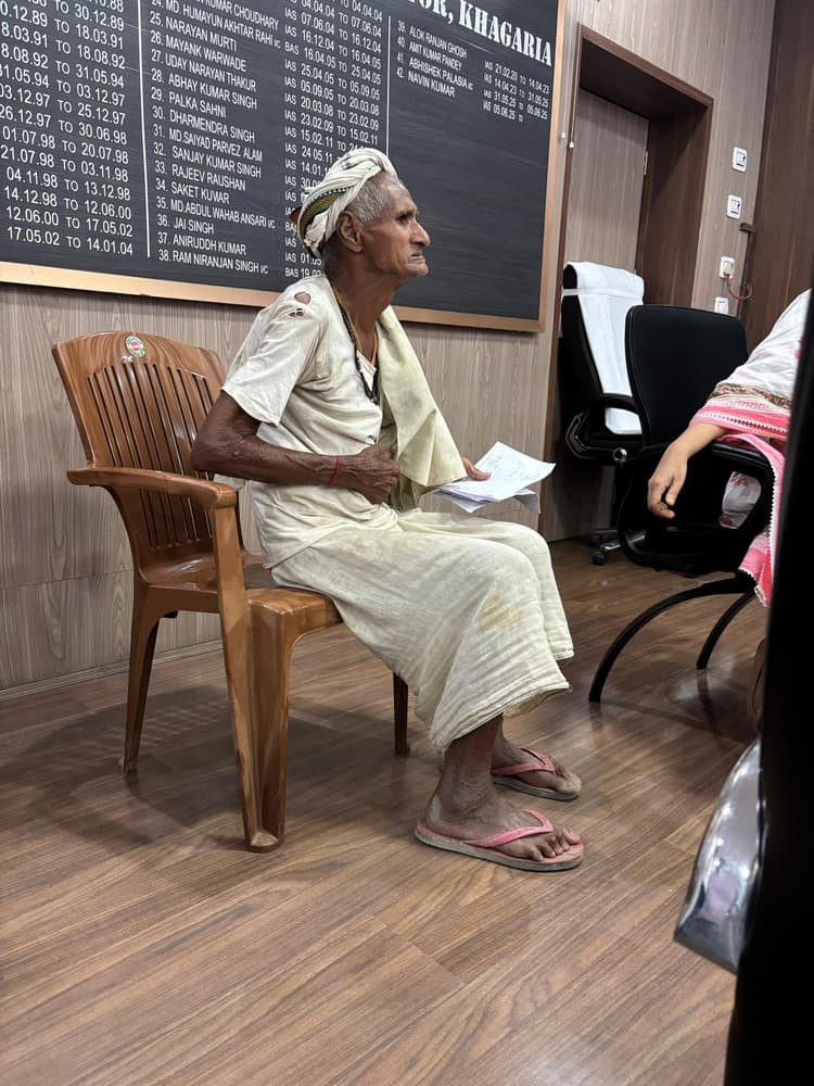 डीएम ने जनता दरबार पहुंचे फरियादी को सरकारी वाहन से अंचल कार्यालय भेजकर कराया निदान