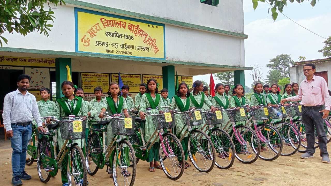 Chaibasa News : 15 विद्यालयों के 662 विद्यार्थियों में बांटी साइकिल मिली