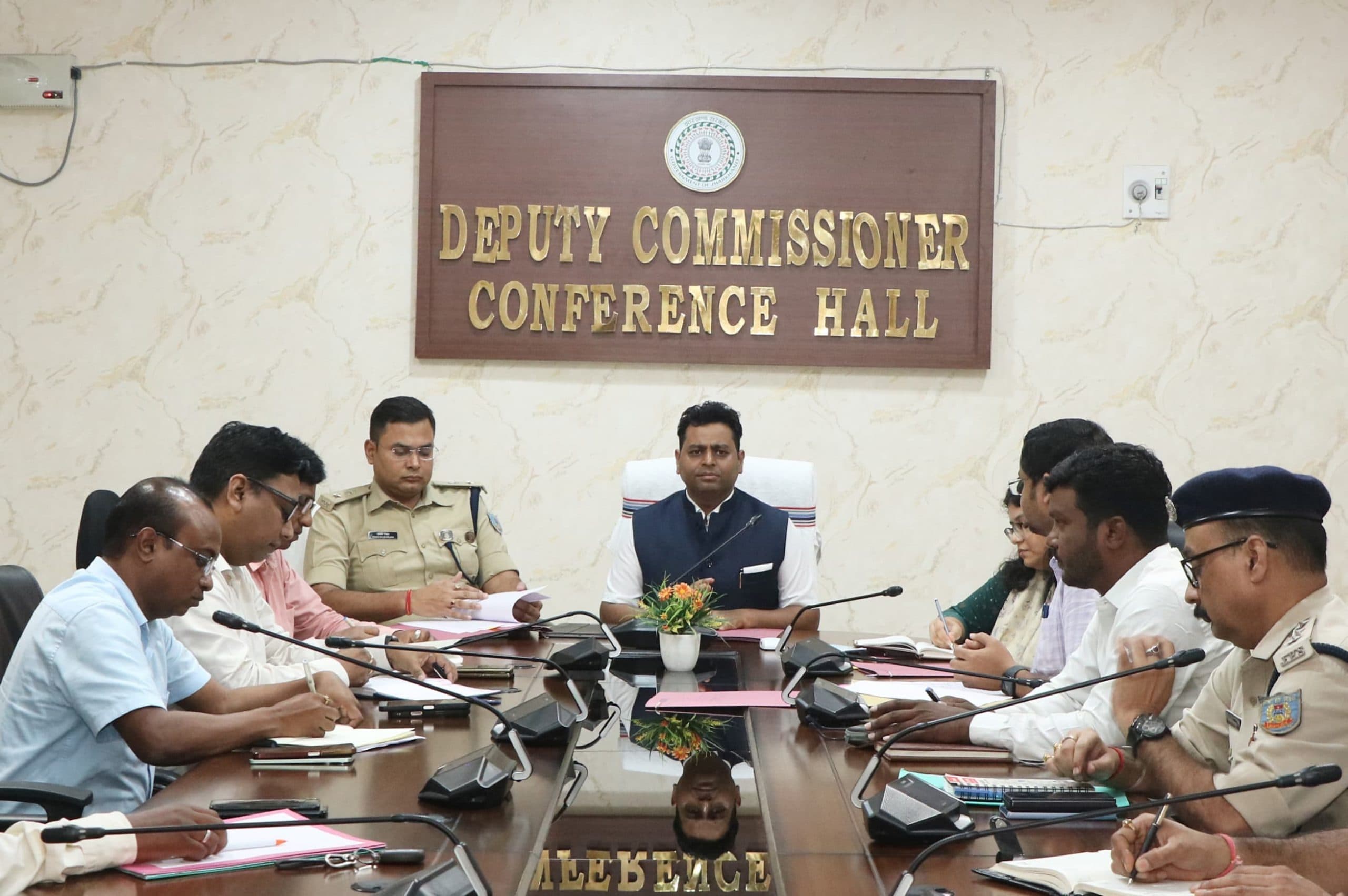 Chaibasa News : हाटगम्हरिया और बलंडिया के चेक पोस्ट पर सख्ती से जांच करें : उपायुक्त