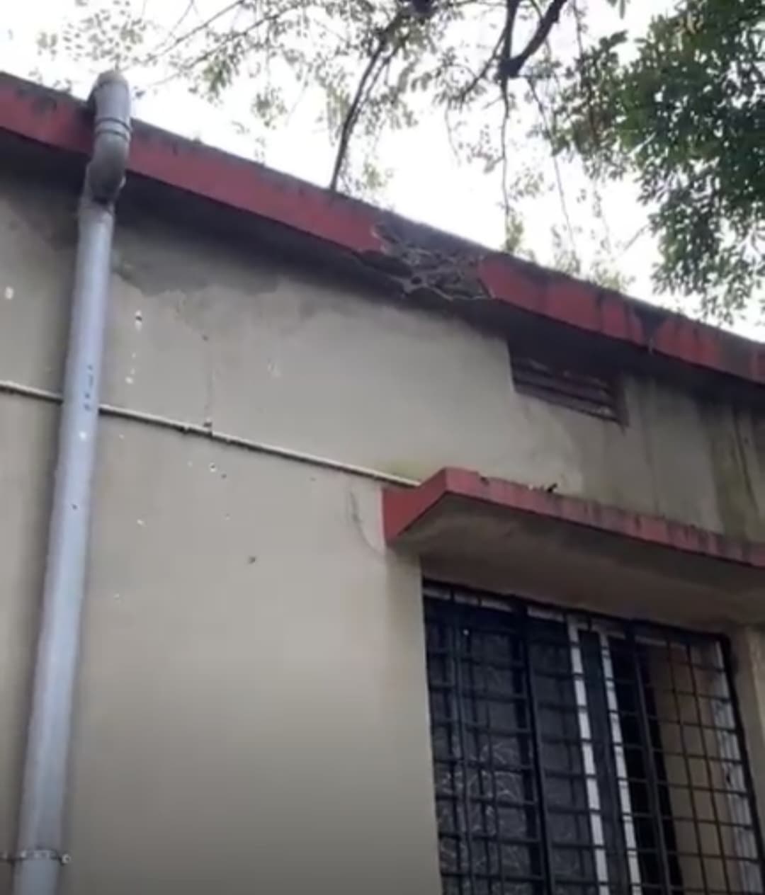 Chaibasa News : हॉस्टल पर गिरा ठनका, दीवार में आयी दरार