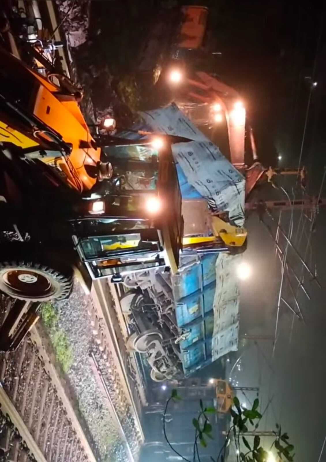 Chaibasa News : 15 घंटे बाद डांगुवापोसी-बांसपानी सेक्शन दुरुस्त, आवागमन शुरू