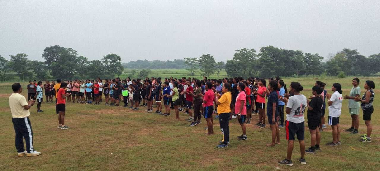 Chaibasa News : होमगार्ड भर्ती के लिए युवाओं ने दी शारीरिक दक्षता परीक्षा