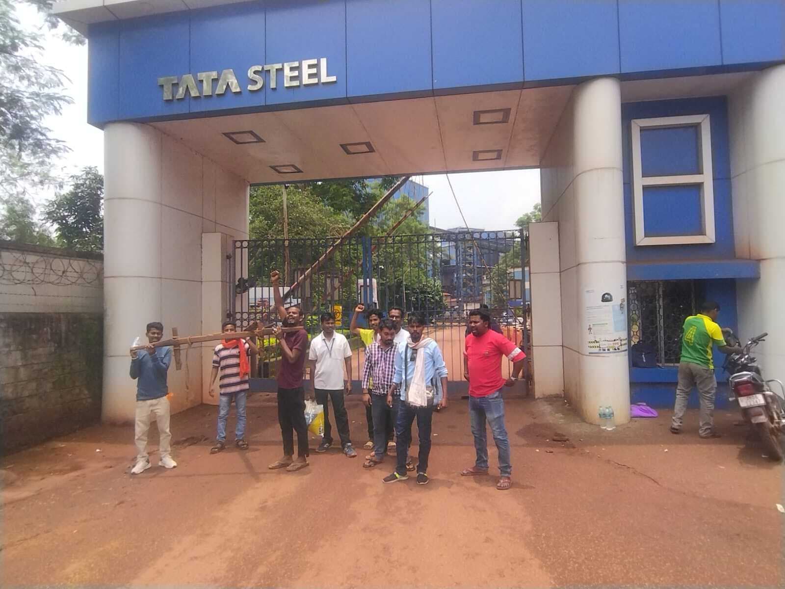 Chaibasa News : हल के साथ दो घंटे बॉटम बिन गेट पर बैठे रहे मुंडा और रैयत