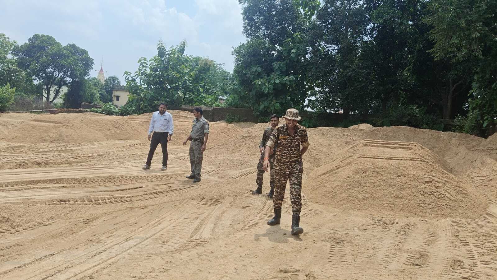 Bokaro News : खेतको में 5200 घन फीट अवैध बालू जब्त