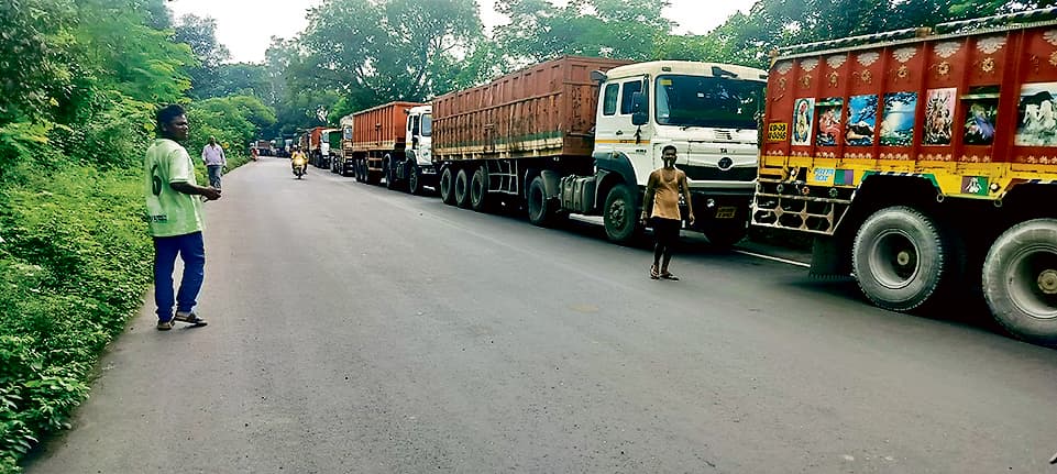 Seraikela Kharsawan News : भारी वाहन ने अधेड़ को कुचला, लोगों ने दो घंटे रोड जाम रखा