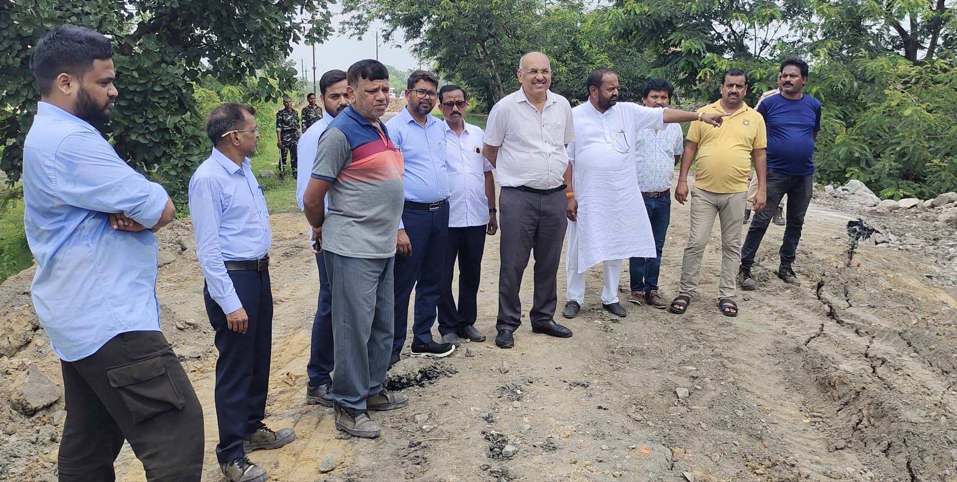 Giridih News: तीसरे दिन भी चालू नहीं हुई डीएवी मोड़-बरवाडीह सड़क