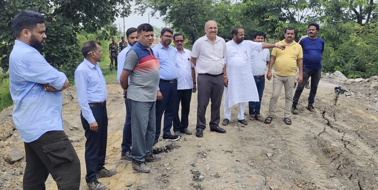 Giridih News: तीसरे दिन भी चालू नहीं हुई डीएवी मोड़-बरवाडीह सड़क