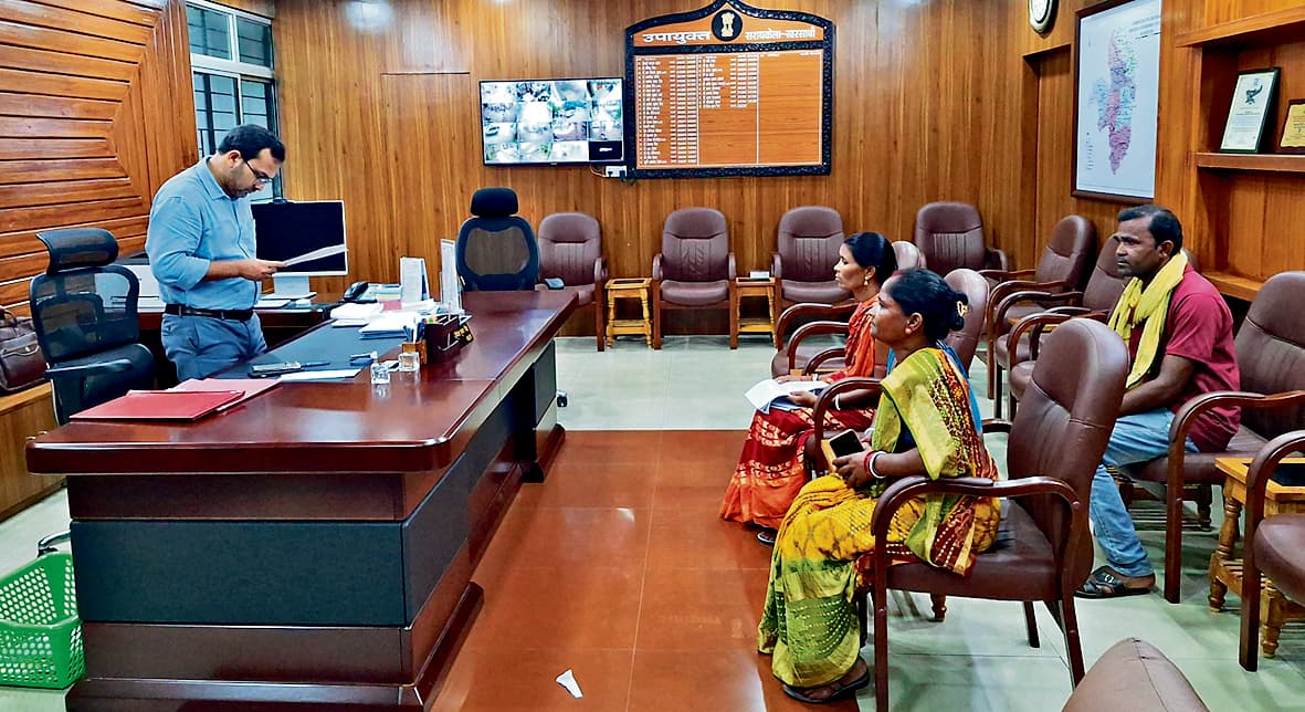 Seraikela Kharsawan News : सर! डेढ़ वर्षों से नहीं मिली है वृद्धा पेंशन