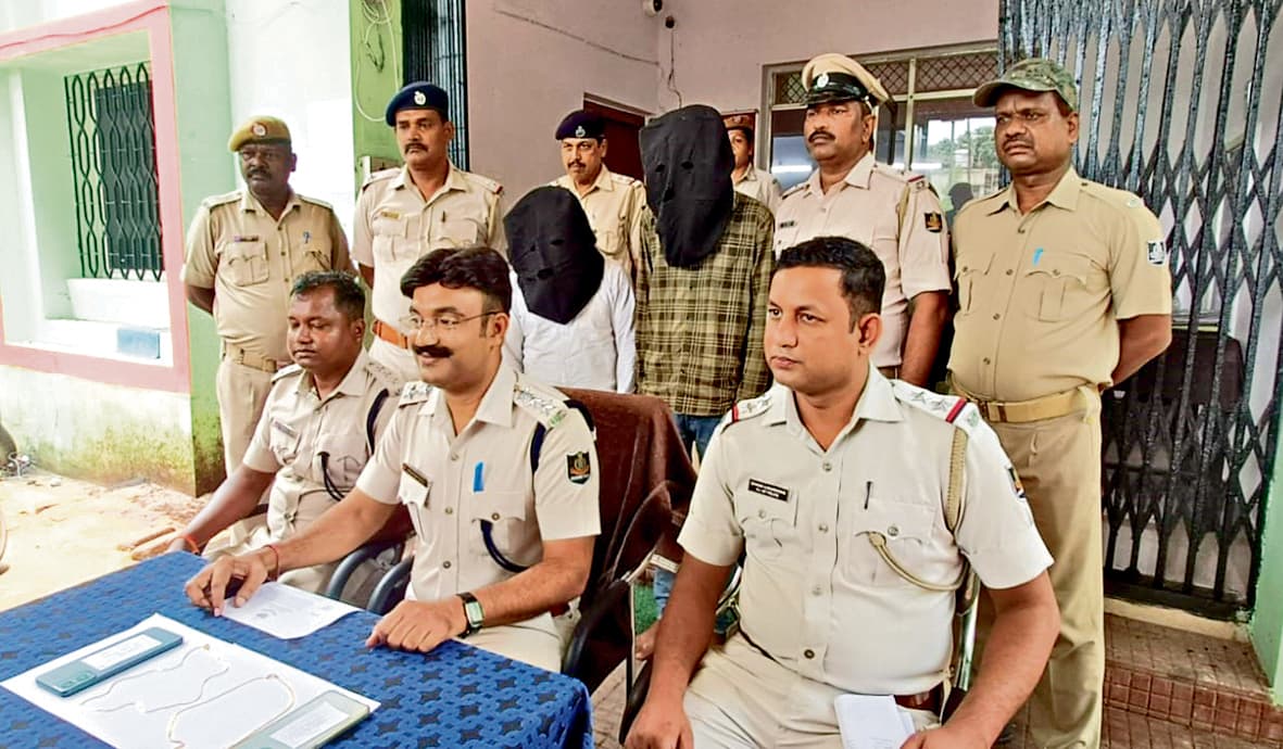 Rourkela News: छिनतई के तीन मामलों में पेशेवर अपराधी और रिसीवर को पुलिस ने दबोचा