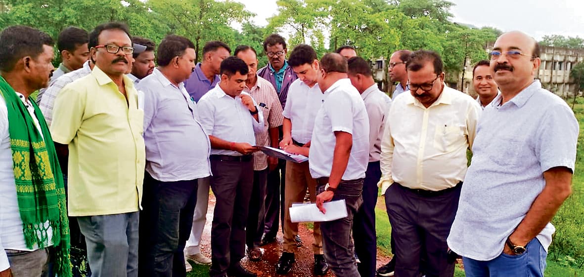 East Singhbhum News : मुसाबनी में इंजीनियरिंग व डिग्री कॉलेज के निर्माण को स्थल का निरीक्षण हुआ