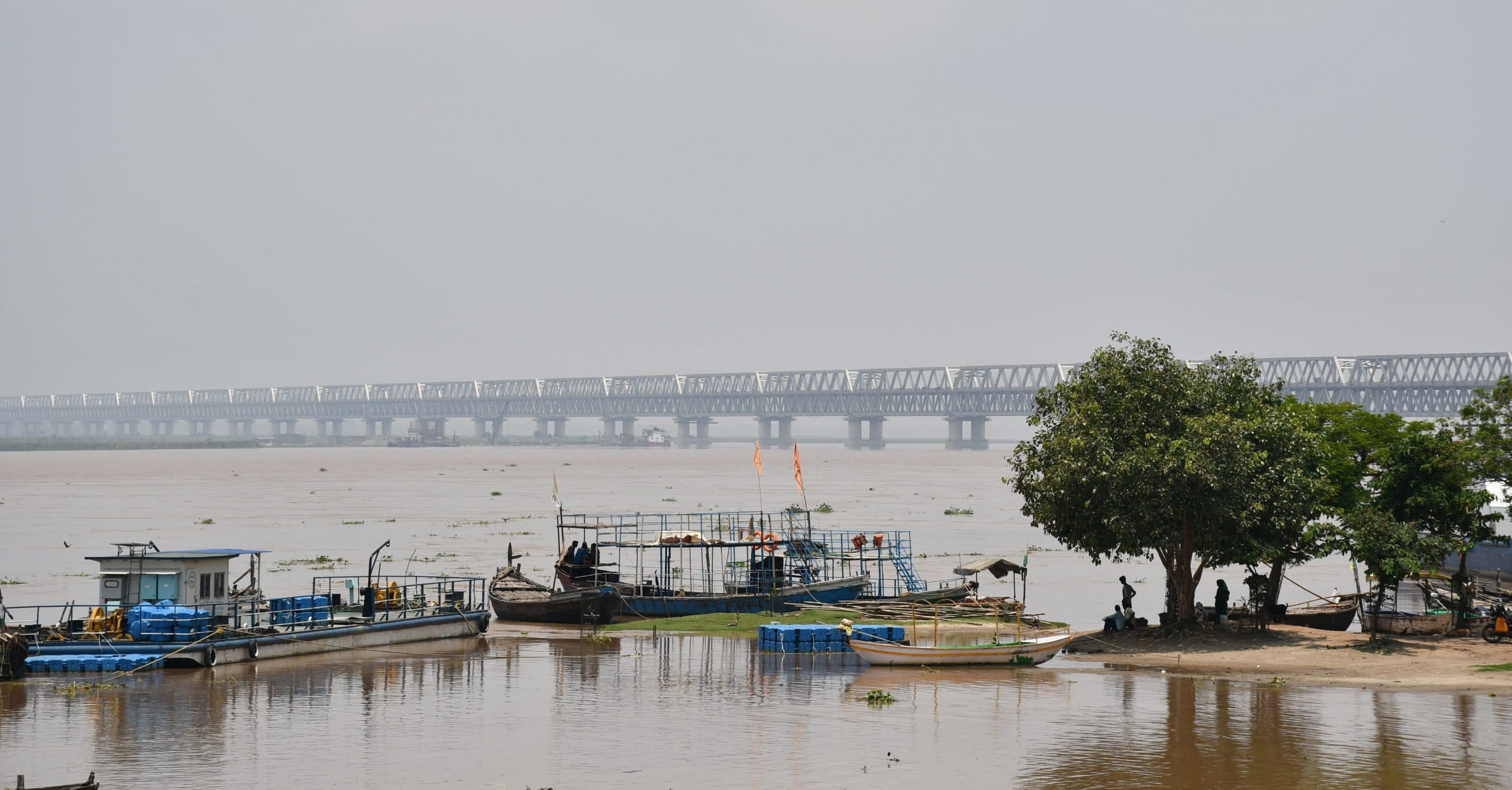 गांधी घाट पर खतरे के निशान के पार हुई गंगा