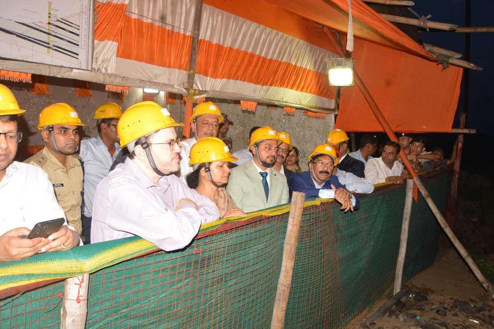 Dhanbad News : आरके माइनिंग में आग के बीच कोयला उत्पादन देख चकित हुईं मुख्य सचिव