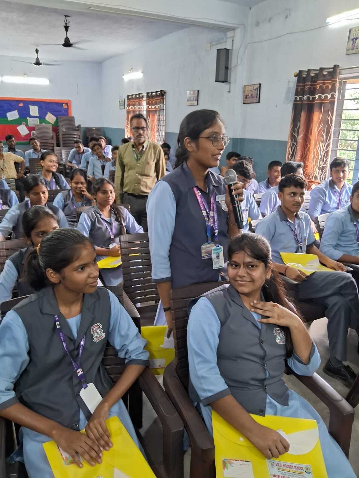 Dhanbad News: एसजीडी मॉडर्न स्कूल में कैरियर काउंसेलिंग