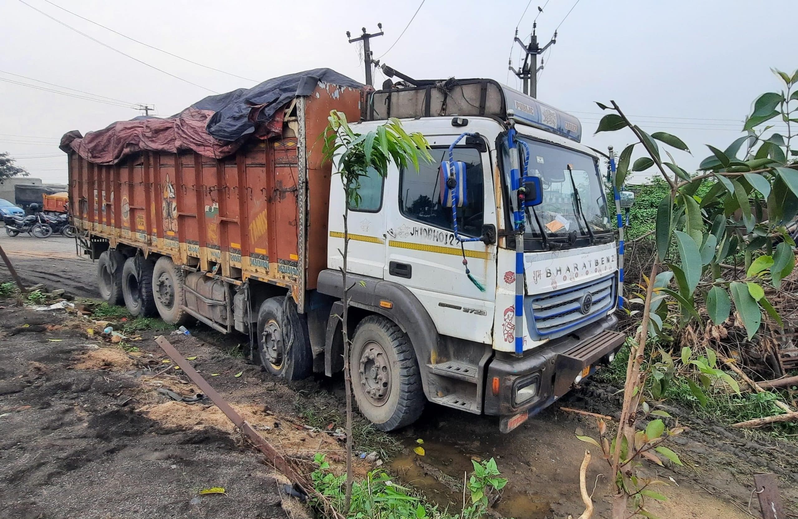 Dhanbad News: लाखों का स्क्रैप लदा ट्रक पकड़ाया