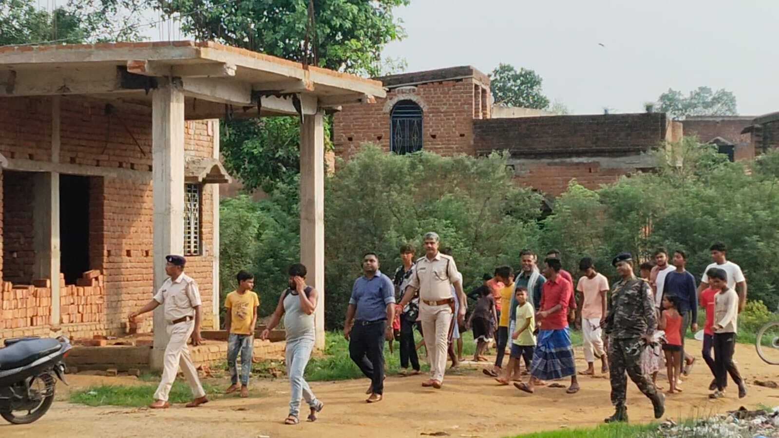 Dhanbad News: मदनपुर से अवैध लॉटरी टिकट छापाखाना का भंडाफोड़, एक गिरफ्तार