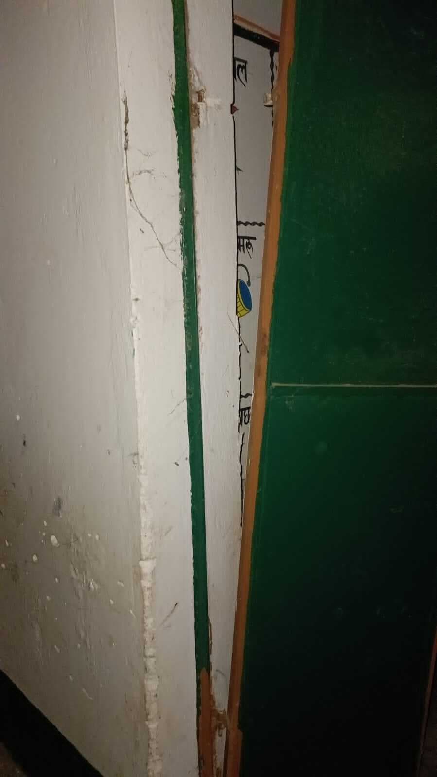 Giridih News: स्कूल का खिड़की-दरवाजा तोड़कर हाथी खा गये चावल, दाल व आलू