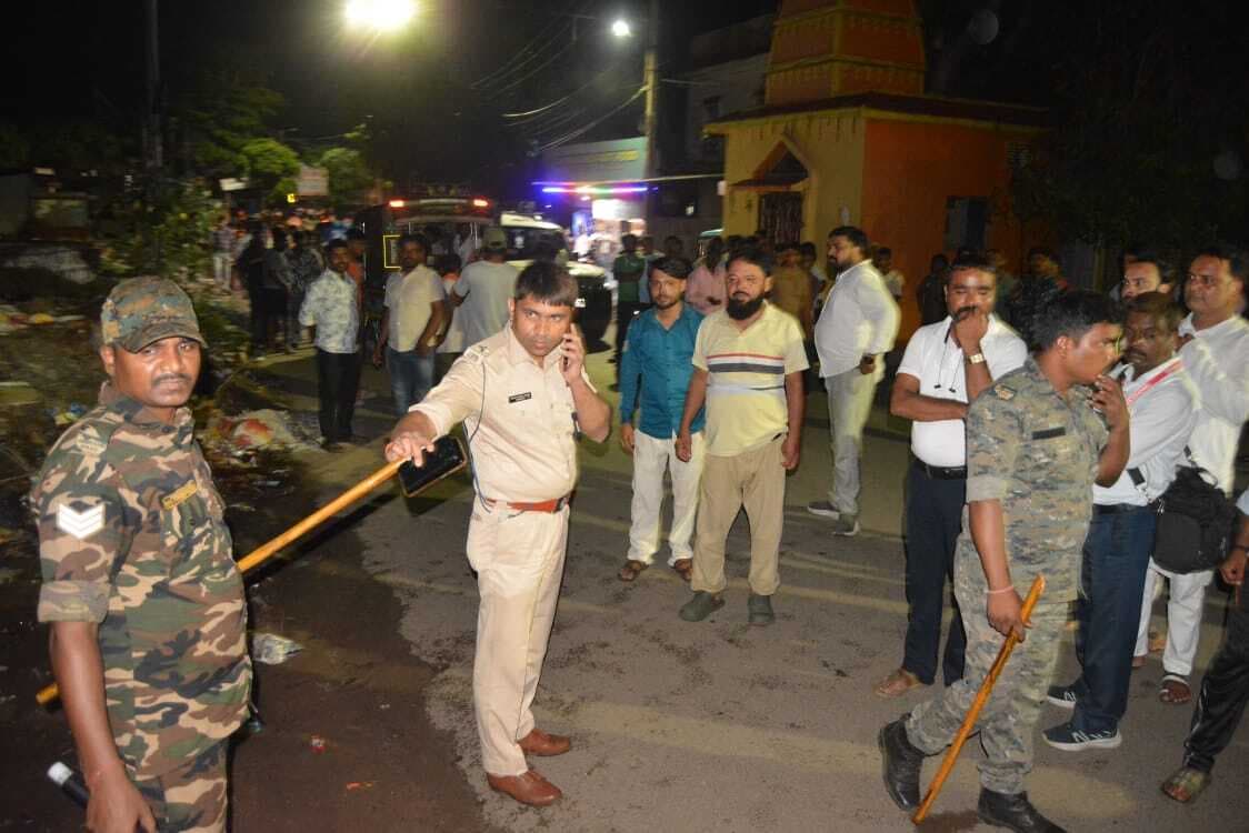 Dhanbad News : झरिया में जमींदोज हुआ 407 वाहन, लोगों ने किया हंगामा